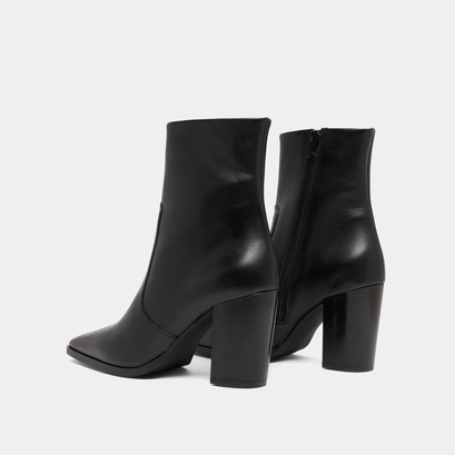 Pointed toe ankle boots in black leather | pam