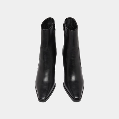Pointed toe ankle boots in black leather | pam