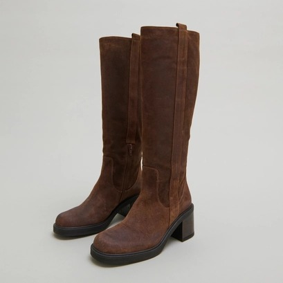 Square-toe ankle boots with elastics in tabac laminated suede | panache