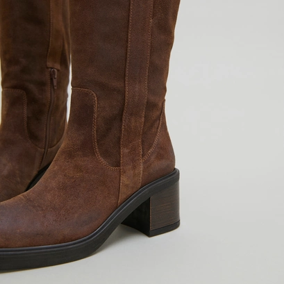 Square-toe ankle boots with elastics in tabac laminated suede | panache