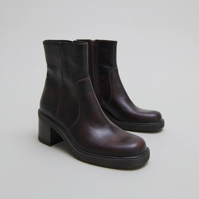 Lowboots with heels in brown patinated leather | panda
