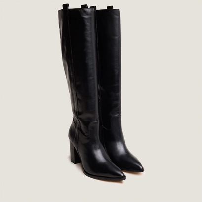 Boots with high heels and pointed toes in black leather | peche