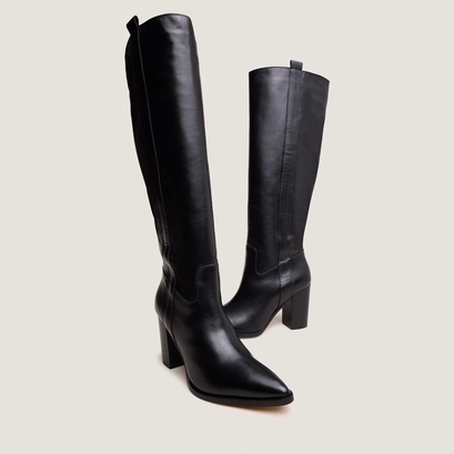 Boots with high heels and pointed toes in black leather | peche