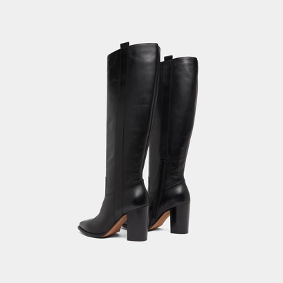 Boots with high heels and pointed toes in black leather | peche