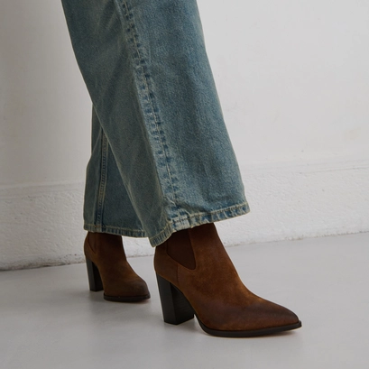 Heeled ankle boots with elastics in cognac laminated suede | pepita
