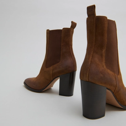 Heeled ankle boots with elastics in cognac laminated suede | pepita