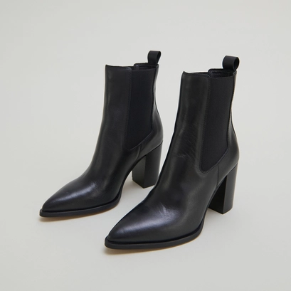 Heeled ankle boots with elastics in black leather | pepita