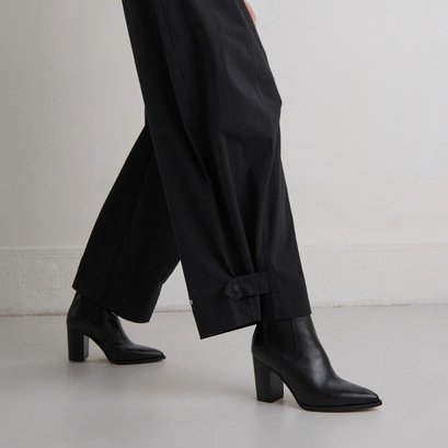 Heeled ankle boots with elastics in black leather | pepita