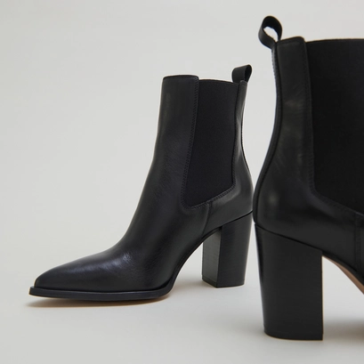 Heeled ankle boots with elastics in black leather | pepita