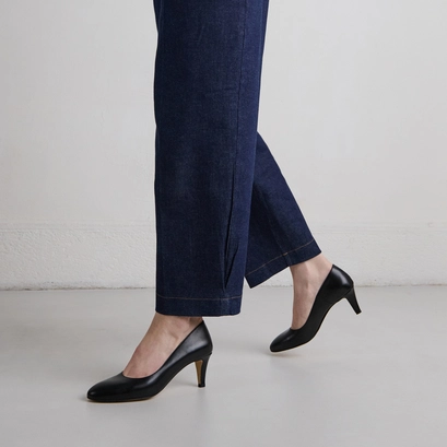 Round-toed pumps in black leather | velia