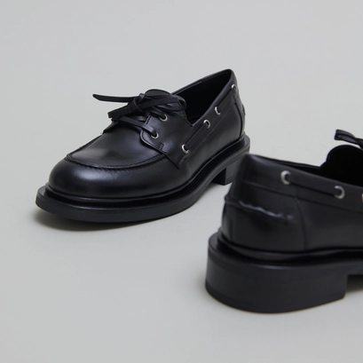 Thick lace-up derbies in black leather | paolo