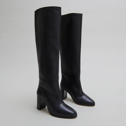 High boots with rounded toes in black leather | ventura