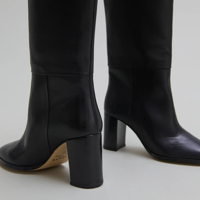 High boots with rounded toes in black leather | ventura