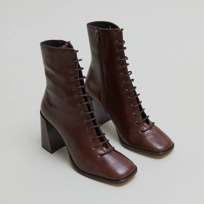 Heeled ankle boots with laces in brown distressed leather | vandelle