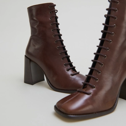 Heeled ankle boots with laces in brown distressed leather | vandelle