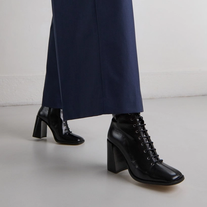 Heeled ankle boots with laces in black distressed leather | vandelle