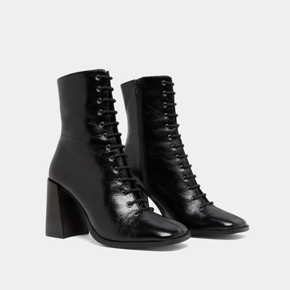 Heeled ankle boots with laces in black distressed leather | vandelle