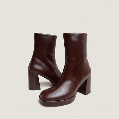 Heeled ankle boots with square toes in dark brown leather | vesna