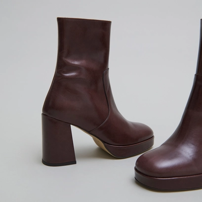Heeled ankle boots with square toes in dark brown leather | vesna