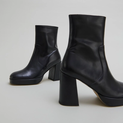 Heeled ankle boots with square toes in black leather | vesna