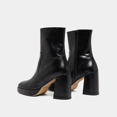 Heeled ankle boots with square toes in black leather | vesna
