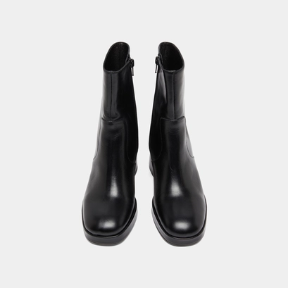 Heeled ankle boots with square toes in black leather | vesna