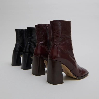 Heeled ankle boots with square toes in black shiny leather | vidal