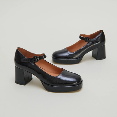Babies with heels and unique straps in black shiny leather | vuelo