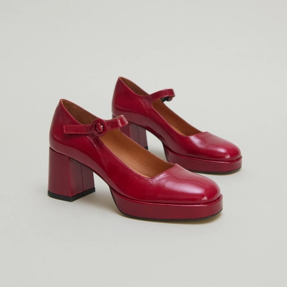 Babies with heels and unique straps in red carmine shiny leather | vuelo