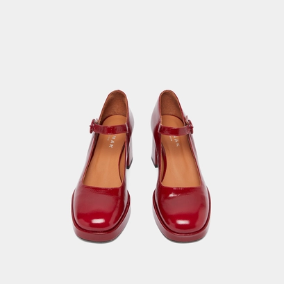 Babies with heels and unique straps in red carmine shiny leather | vuelo
