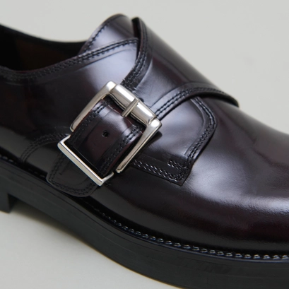 Derbies with adjustable buckles in burgundy patinated leather | archibald