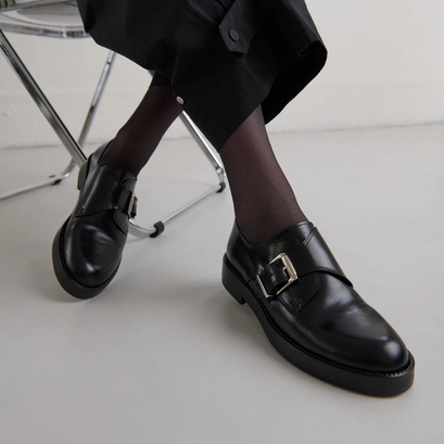 Derbies with adjustable buckles in black glazed leather | archibald