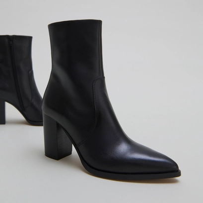 Heeled ankle boots in black leather | perle