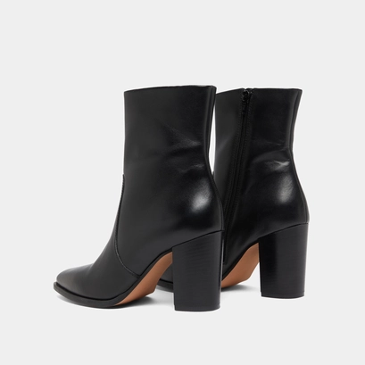Heeled ankle boots in black leather | perle