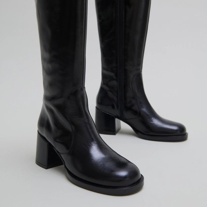 Boots with heels and rounded toes in black leather | bienvenue