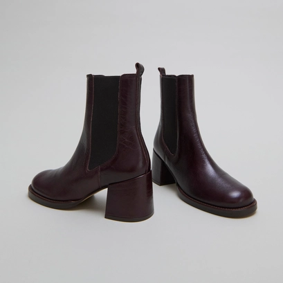 Heeled ankle boots with elastics in chocolate distressed leather | bienvue