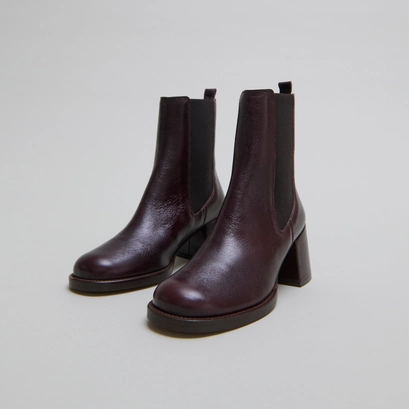 Heeled ankle boots with elastics in chocolate distressed leather | bienvue