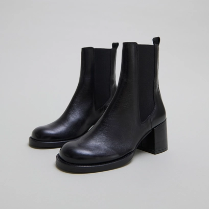 Heeled ankle boots with elastics in black distressed leather | bienvue