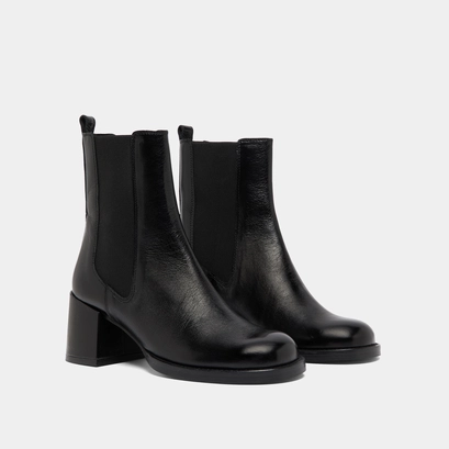 Heeled ankle boots with elastics in black distressed leather | bienvue