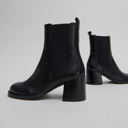 Heeled ankle boots with elastics in black distressed leather | bienvue