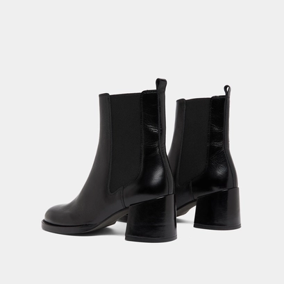 Heeled ankle boots with elastics in black distressed leather | bienvue
