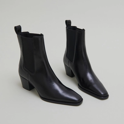 Ankle boots with beveled heels and pointed toes in black leather | birkin