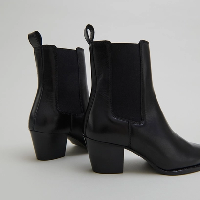 Ankle boots with beveled heels and pointed toes in black leather | birkin