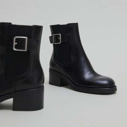 Lowboots with elastics and adjustable buckles in black leather | boulou