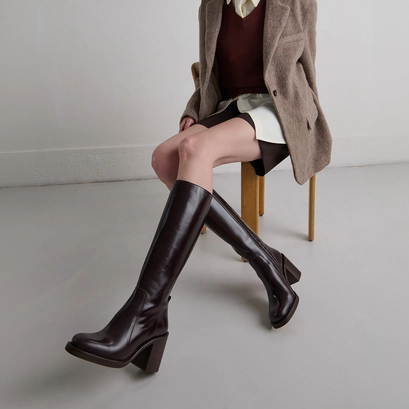 Boots with overflowing heels in dark brown leather | bretzel