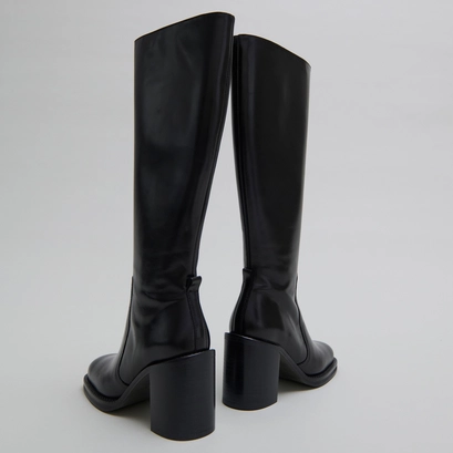 Boots with overflowing heels in black leather | bretzel