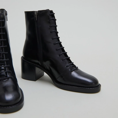 Ankle boots with laces in black leather | brindille