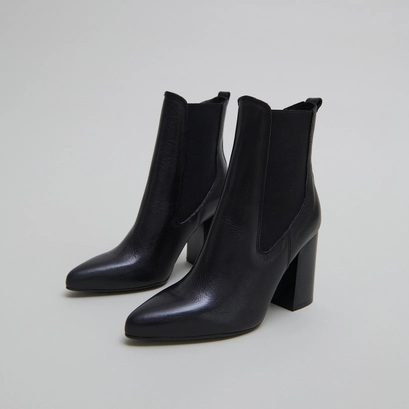 Heeled ankle boots with pointed toes in black grained leather | brook
