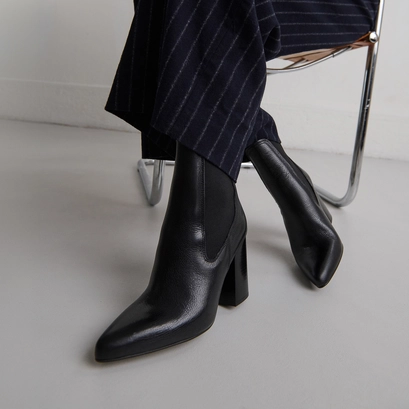 Heeled ankle boots with pointed toes in black grained leather | brook