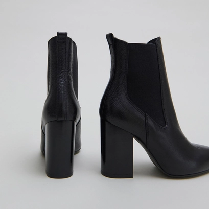 Heeled ankle boots with pointed toes in black grained leather | brook